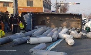 [NSP NEWS Image]단독경산 LPG가스배달차량과 외제차 충돌가스통 폭발위기 연출