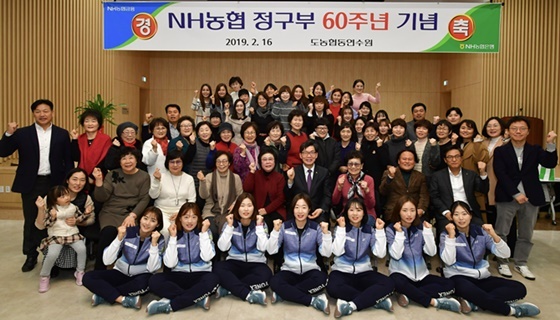 NSP통신-16일 창단기념행사에서 NH농협은행 이대훈 은행장(두 번째줄 오른쪽에서 다섯 번째)을 비롯한 정구 은퇴 지도자 및 선수, 현역 감독 및 코치, 선수 등이 정구팀이 기념촬영을 하고 있다. (농협은행)