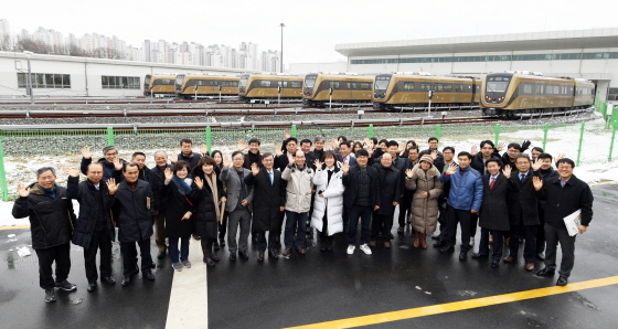 NSP통신-정하영 김포시장이 대중교통기획단 및 운수업체 관계자들과 김포도시철도 시승식을 갖고 기념촬영을 하고 있다. (김포시)