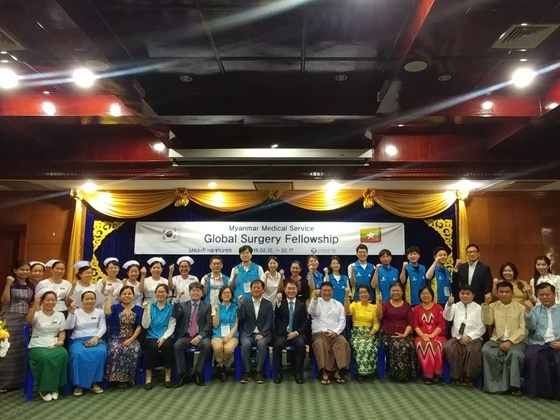 NSP통신-이상화 주미얀마 한국 대사(앞줄 왼쪽에서 여덟번째), 따 툰 쩌(Thar Tun Kyaw) 미얀마 보건복지부 사무차관(앞줄 왼쪽에서 아홉번째), 신한은행 자원봉사단, 서울대학교병원 공공보건의료사업단, 미얀마 양곤 어린이병원 관계자들이 의료봉사활동 현장에서 파이팅을 외치고 있다. (신한은행)