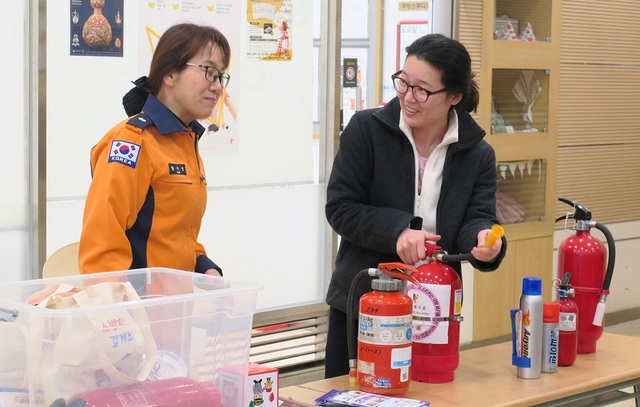 NSP통신-2월16일 소하동 이마트 문화센터 상설 홍보장에서 일반시민이 소화기를 직접 사용해 보고 있다. (광명소방서)