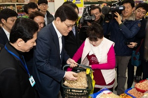 [NSP PHOTO][동정]최종구 금융위원장, 군산서 소상공인 금융애로 청취