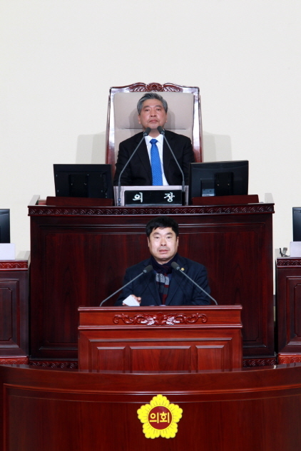 NSP통신-19일 경기도의회 제333회 임시회에서 정대운 경기도의원(아래)이 발언을 하고 있다. (경기도의회)