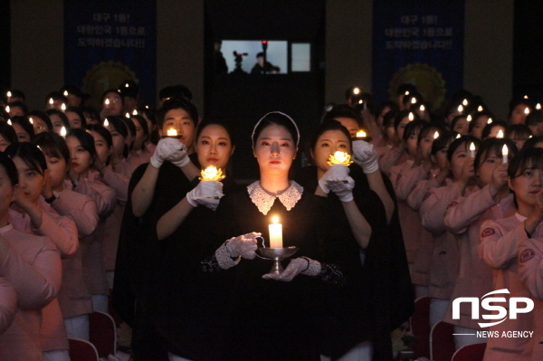 NSP통신-대구과학대학교에서 19일 거행된 제57회 나이팅게일 선서식에서 나이팅게일(간호학과 4학년 조수미)이 선서생들에게 촛불을 밝혀주며 입장하고 있다. (대구과학대학교)