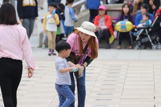 NSP통신-지난해 안산국제거리극축제에서 자원활동가가 업무를 수행하고 있다. (안산시)