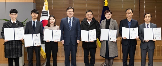 NSP통신-최종구 금융위원장(왼쪽에서 네 번째)과 제4기 현장메신저들이 위촉식을 이후 기념사진을 찍고 있다. (금융위)