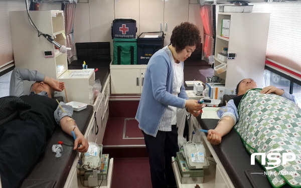 NSP통신-칠곡군 공무원들이 헌혈로 생명나눔행사에 동참하고 있다. (칠곡군)