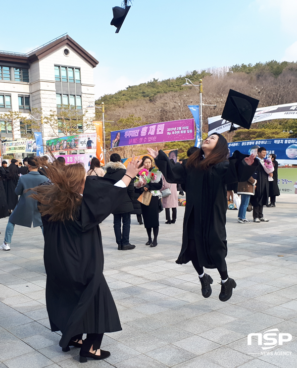 NSP통신-20일 동국대 경주캠퍼스 2019년 봄 학위수여식에서 졸업을 축하하며 학사모를 날리는 여대생. (권민수 기자)