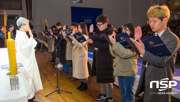 NSP통신-지난 19일 열린 대구가톨릭대 2019학년도 입학미사 및 입학식에서 신입생 대표들이 선서를 하고 있다. (대구가톨릭대)