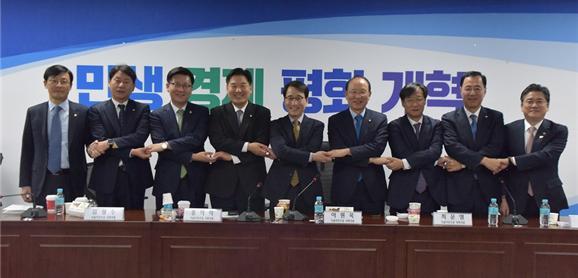 NSP통신-20일 국회 더불어민주당 정책위 회의실에서 규제샌드박스 당정회의에 참석한 이호승 기재부 차관(왼쪽부터), 심기준 국회의원, 최병환 국조실 1차장, 홍의락 국회의원, 이원욱 국회의원, 최운열 국회의원, 유동수 국회의원, 민원기 과기부 2차관, 정승일 산업부 차관이 기념촬영을 하고 있다. (이원욱 의원실)