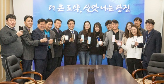 NSP통신-▲김홍장 당진시장이 플라스틱 프리 챌린지에 동참했다. (당진시)