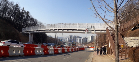 NSP통신-성남시 누비길의 첫 관문인 수정구 창곡동 남한산성 기슭에 설치된 산성등산육교 모습. (성남시)