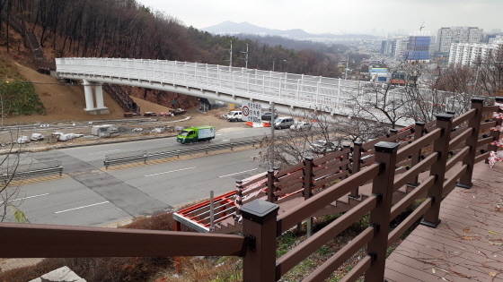 NSP통신-산성등산육교 중 헌릉로로 단절된 남한산성과 태평동 영장산 기슭을 연결한 모습. (성남시)