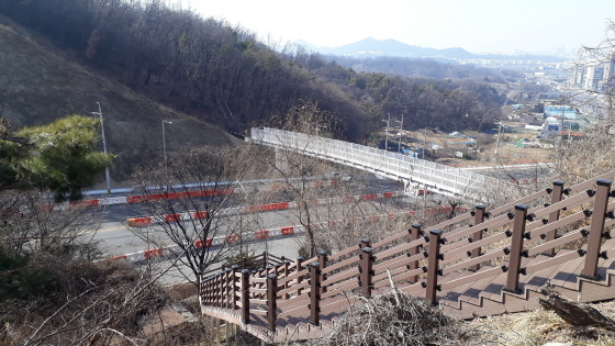 NSP통신-산성등산육교 중 도로로 단절된 남한산성 인공폭포지점과 영자안 기슭의 영장공원을 연결한 모습. (성남시)