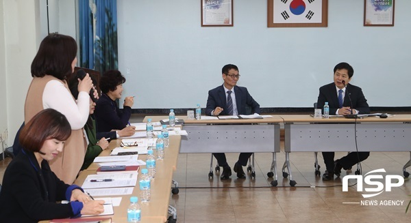 NSP통신-장석웅 전남도교육감(사진 맨 오른쪽)이 지난 20일 무안교육지원청을 방문해 학교지원센터 준비상황 등을 점검하고 있다. (전남교육청)