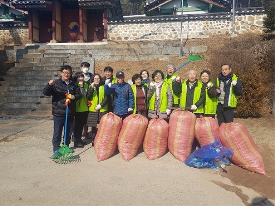 NSP통신-21일 월곶면 주민자치위원회가 깨끗한 김포만들기 환경정화활동 및 척사대회 후 기념촬영을 하고 있다. (김포시)