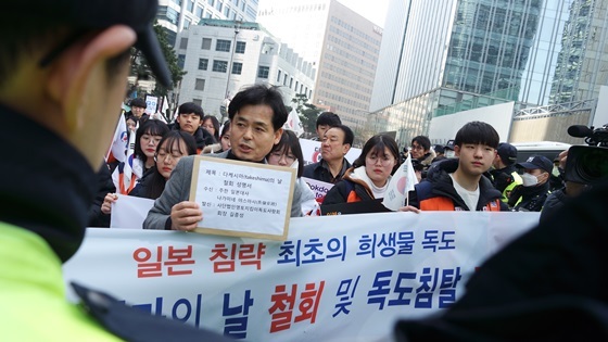 NSP통신-길종성 독도사랑회 회장과 청년들이 일본 대사관에 성명서 전달을 시도하고 있다. (독도사랑회)