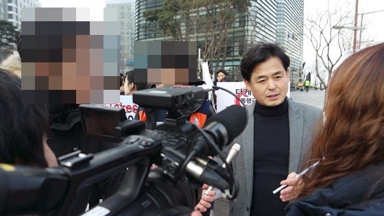 NSP통신-길종성 독도사랑회 회장이 일본 대사관 앞에서 국내외 언론들과 인터뷰를 진행하고 있다. (독도사랑회)