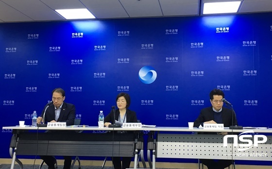 NSP통신-문소상 한국은행 금융통계부장(가운데)이 2018년 4분기중 가계신용 기자설명회에서 브리핑을 하고 있다.