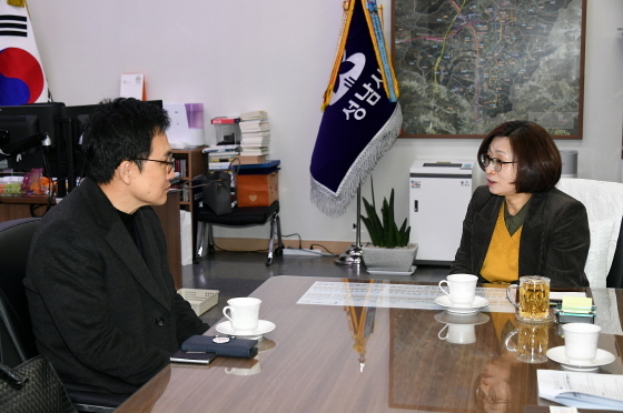 NSP통신-22일 성남시청 집무실에서 은수미 성남시장(오른쪽)이 영화 택시운전사 실존인물 김사복씨의 아들 승필씨와 차담을 하고 있다. (성남시)