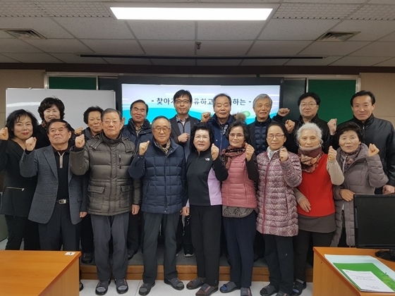 NSP통신-22일 수원시청 정보화교육장에서 2019 수원시 IT 소통 나눔 자원봉사단이 위촉식 후 기념촬영을 하고 있다. (수원시)