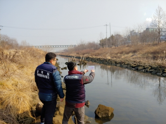 NSP통신-경기도 광역환경관리사업소가 설 연휴 환경오염 특별단속을 하고 있다. (경기도)