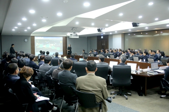 NSP통신-25일 평택시청 종합상황실에서 라네 리버스 우드 강사가 외국인이 바라보는 품격있는 국제도시 평택이 나갈 방향이라는 주제로 강연을 하고 있다. (평택시)