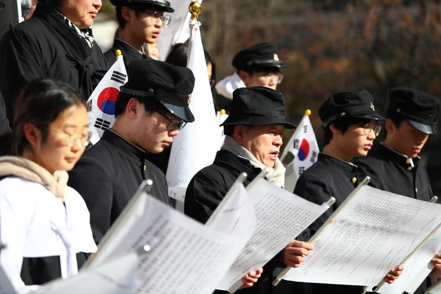 NSP통신-탑골공원에서 박승원 광명시장이 청소년 33인과 함께 기미독립선언서를 낭독하고 있다. (광명시)