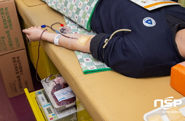 NSP통신-대구가톨릭대병원 교직원이 사랑 나눔 헌혈을 하고 있다. (대구가톨릭대학교병원)