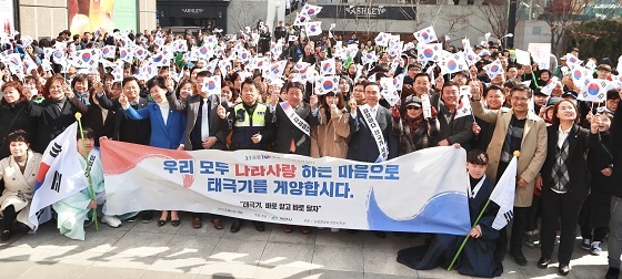 NSP통신-▲천안시가 시민을 대상으로 태극기 달기 홍보 캠페인을 펼쳤다. (천안시)