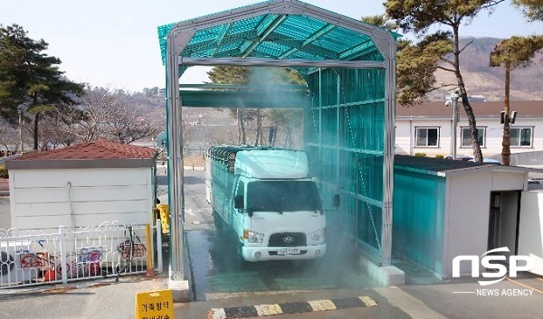 -청도소싸움경기장에 출입하는 가축운반차량에 방역소독을 실시하고 있다. (청도공영사업공사)