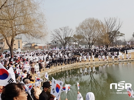 NSP통신-1일 3.1운동 100주년 기념 시민문화제 중 방화수류정에 모인 2300여 명의 독립군. (남승진 기자)