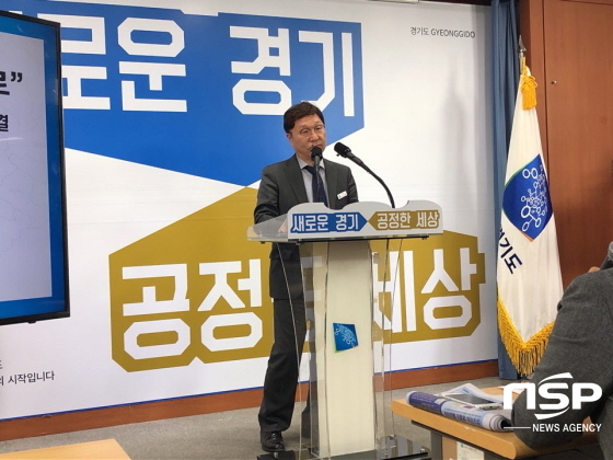 NSP통신-4일 오후 경기도청 브리핑룸에서 신명섭 경기도 평화협력국장이 국방부와 북한군 묘역 이관 업무협약서 체결에 관한 기자회견을 하고 있다. (이지은 기자)