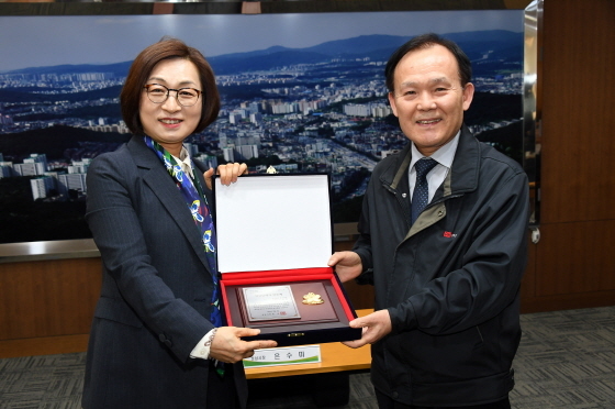 NSP통신-4일 은수미 성남시장(왼쪽)이 지방세 성실납세자에게 인증패를 수여하는 가운데 기념촬영을 하고 있다. (성남시)