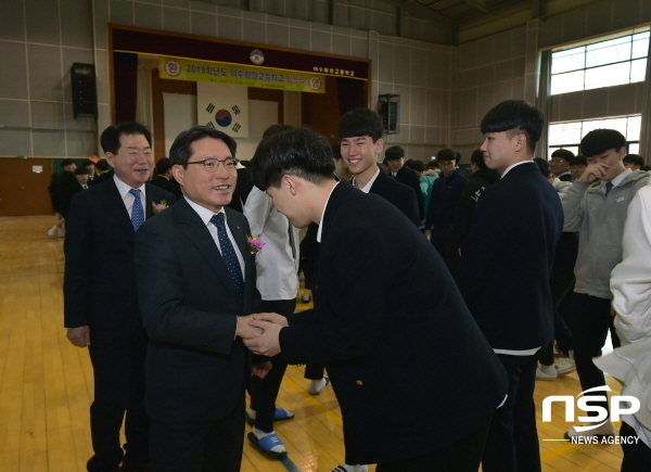 NSP통신-전라남도교육청 혁신학교로 지정된 화양고 입학식장에서 권오봉 여수시장이 신입생과 인사하고 있다. (여수시)