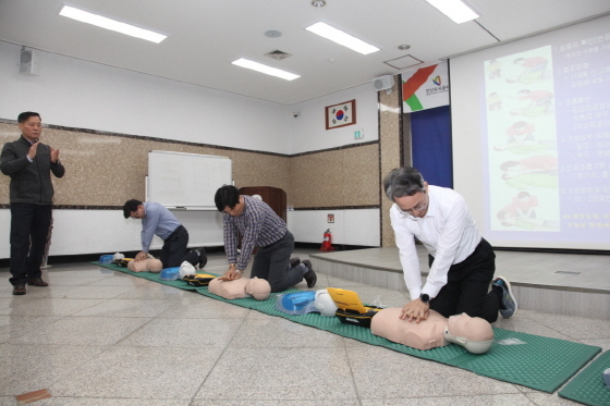 NSP통신-5일 안산도시공사 대회의실에서 심폐소생술 교육이 실시되고 있다. (안산도시공사)