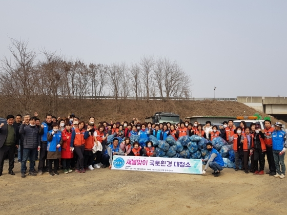 NSP통신-6일 한국자유총연맹 평택시지회 회원 60명이 평택시 칠원교차로 주변 불법폐기물과 생활쓰레기 5톤을 수거하는 새봄맞이 국토환경 대청소 활동 후 기념촬영을 하고 있다. (평택시)