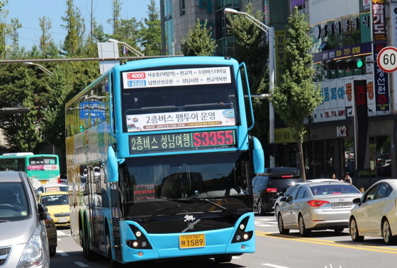 NSP통신-성남시내를 달리고 있는 S3355번 2층 관광버스 모습. (성남시)