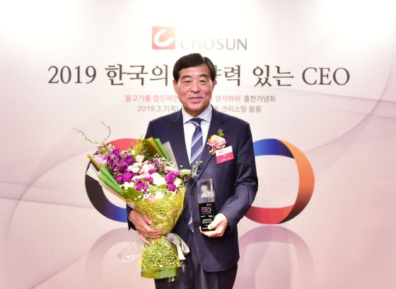 NSP통신-윤화섭 안산시장이 제7회 2019 한국의 영향력 있는 CEO 대상에서 상생경영부문 대상을 수상한 가운데 기념촬영을 하고 있다. (안산시)