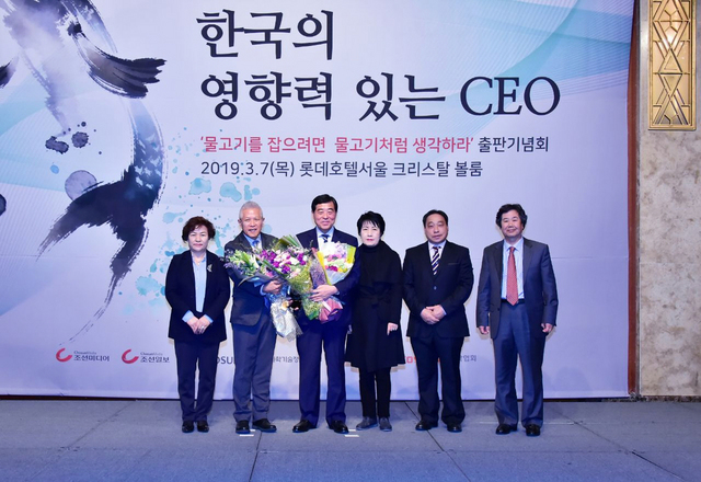 NSP통신-윤화섭 안산시장(왼쪽 세번째)이 제7회 2019 한국의 영향력 있는 CEO 대상에서 상생경영부문 대상을 수상한 가운데 기념촬영을 하고 있다. (안산시)