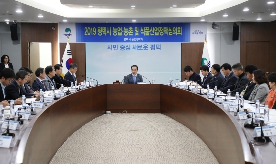 NSP통신-7일 평택시청 종합상황실에서 열린 2019 평택시 농업·농촌 및 식품산업정책심의회에서 정장선 시장이 회의를 주재하고 있다. (평택시)