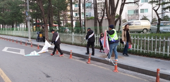 NSP통신-의왕시광고협회 및 고엽제전우회가 합동으로 불법광고물 일제정비 캠페인을 실시하고 있다. (의왕시)