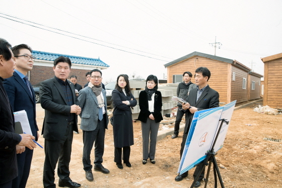 NSP통신-11일 오전 화성시의회 도시건설위원회가 수원군공항이전 예비후보지인 화성시 우정읍 일대의 불법투기 의심지 벌집주택 현장을 방문해 화성시 관계자에게 설명을 듣고 대책에 대한 논의를 하고 있다. (화성시의회)