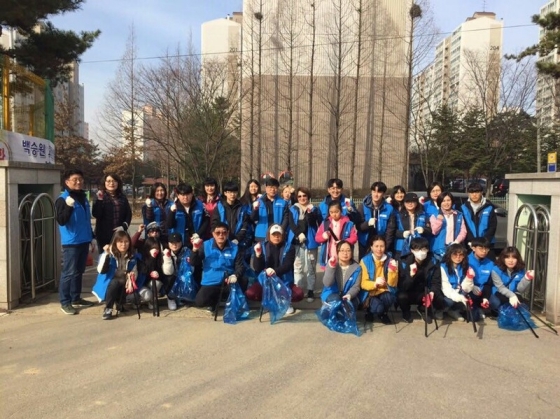 NSP통신-9일 환경정화 활동에 나선 평택시 바르게살기운동 중앙동위원회 회원들이 장당중학교 교문 앞에서 기념촬영을 하고 있다. (평택시)