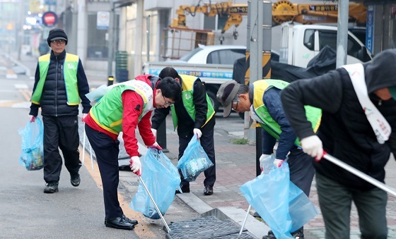 NSP통신-▲맹정호 시장과 동문2동 주민들이 먹거리골 일원에서 거리 청소에 나섰다. (서산시)