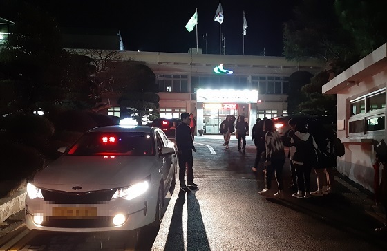 NSP통신-▲서천군이 관내 고등학생들의 귀가 편의를 제공하기 위한 안심택시 운행을 지원한다. (서천군)