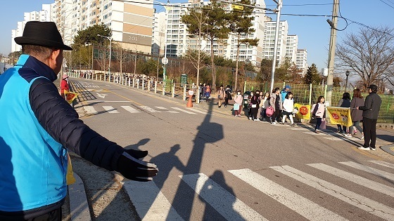 NSP통신-▲아산시가 노인일자리 및 사회활동 지원사업의 일환으로 스쿨존 교통지도를 진행하고 있다. (아산시)