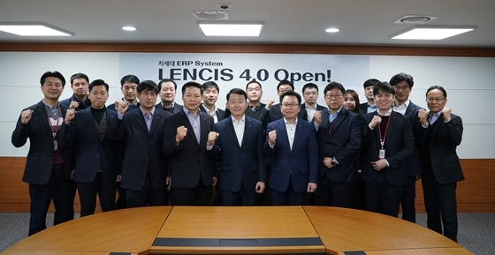 NSP통신-롯데건설 하석주 대표(중앙)와 직원들이 LENCIS 4.0 시스템 오픈 기념촬영을 하고 있다. (롯데건설)