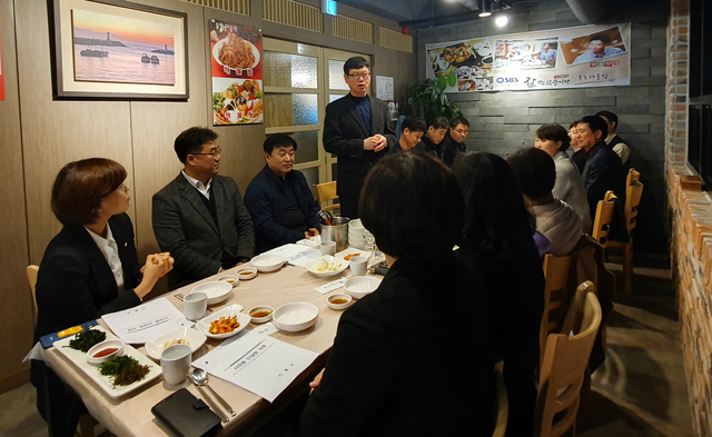 NSP통신-11일 용인시 기흥구 관계자와 시의원이 지역 현안사항을 협의하고 주요 사업을 설명하는 간담회를 진행하고 있다. (용인시)