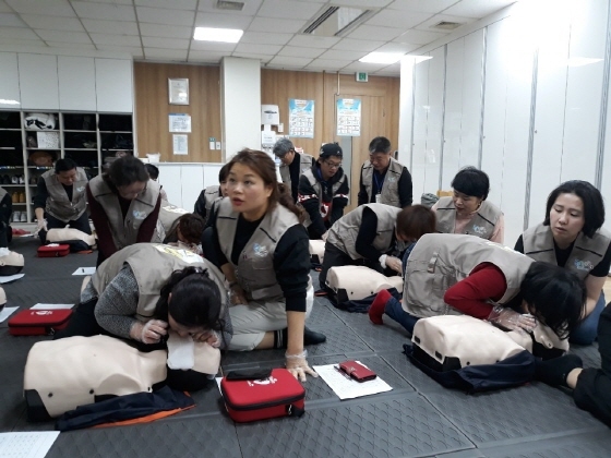 NSP통신-12일 부천시보건소에서 부천시 체납관리단 실태조사원들이 심폐소생술 교육에 참여하고 있다. (부천시)